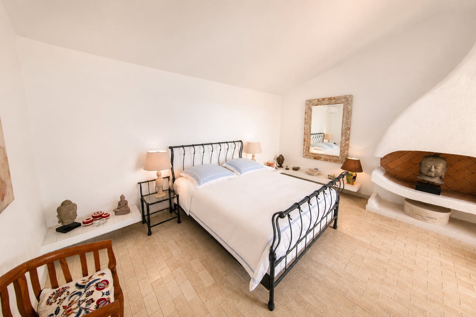Chambre voûtée du Domaine Diva aux têtes de Bouddha et au linge de lin bleu