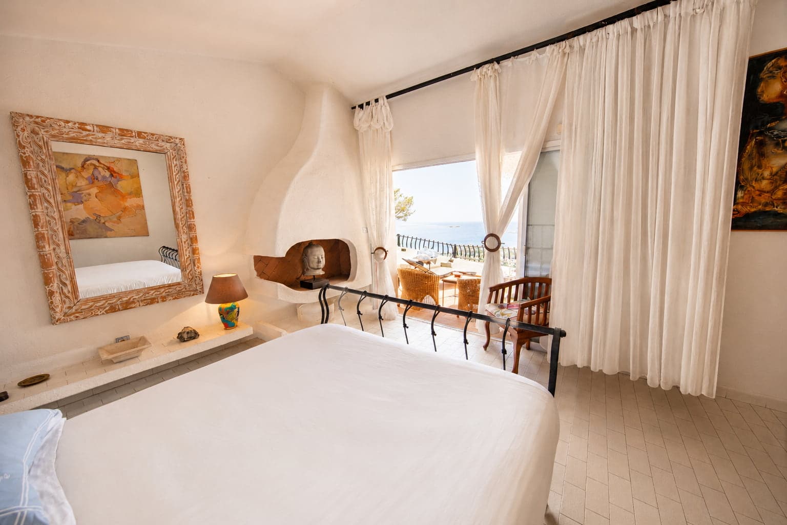 Chambre du Domaine Diva ouvrant sur une terrasse et la mer de Porto-Vecchio
