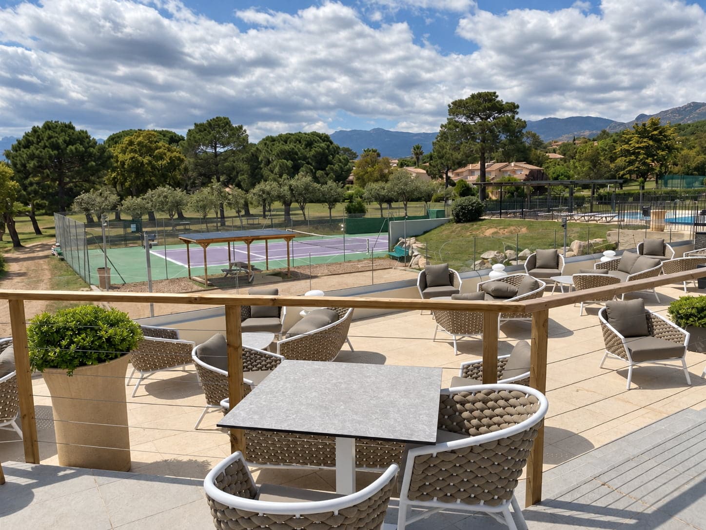 La terrasse du club-house de Marina di Fiori
