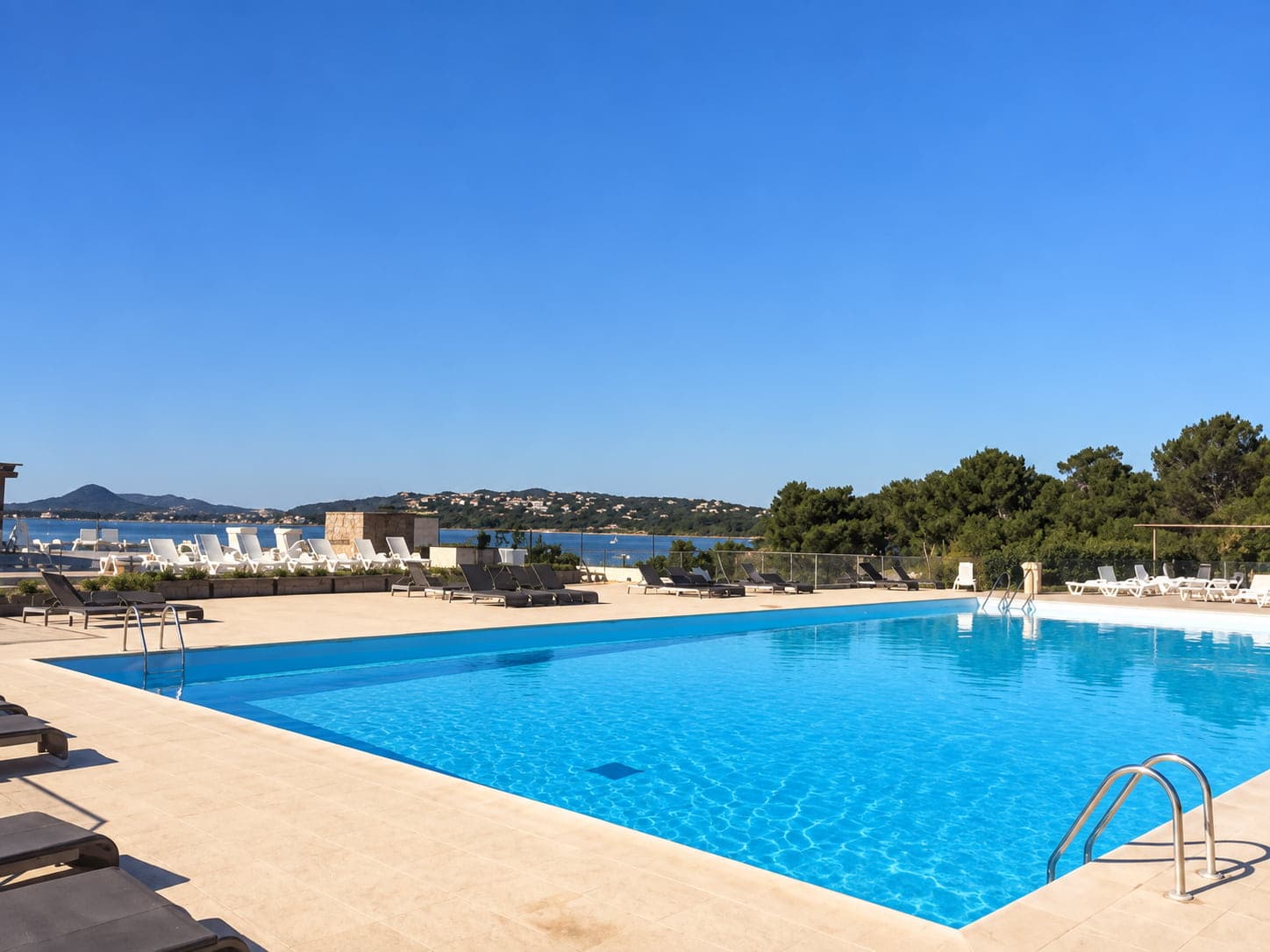 La piscine de la résidence Marina di Fiori