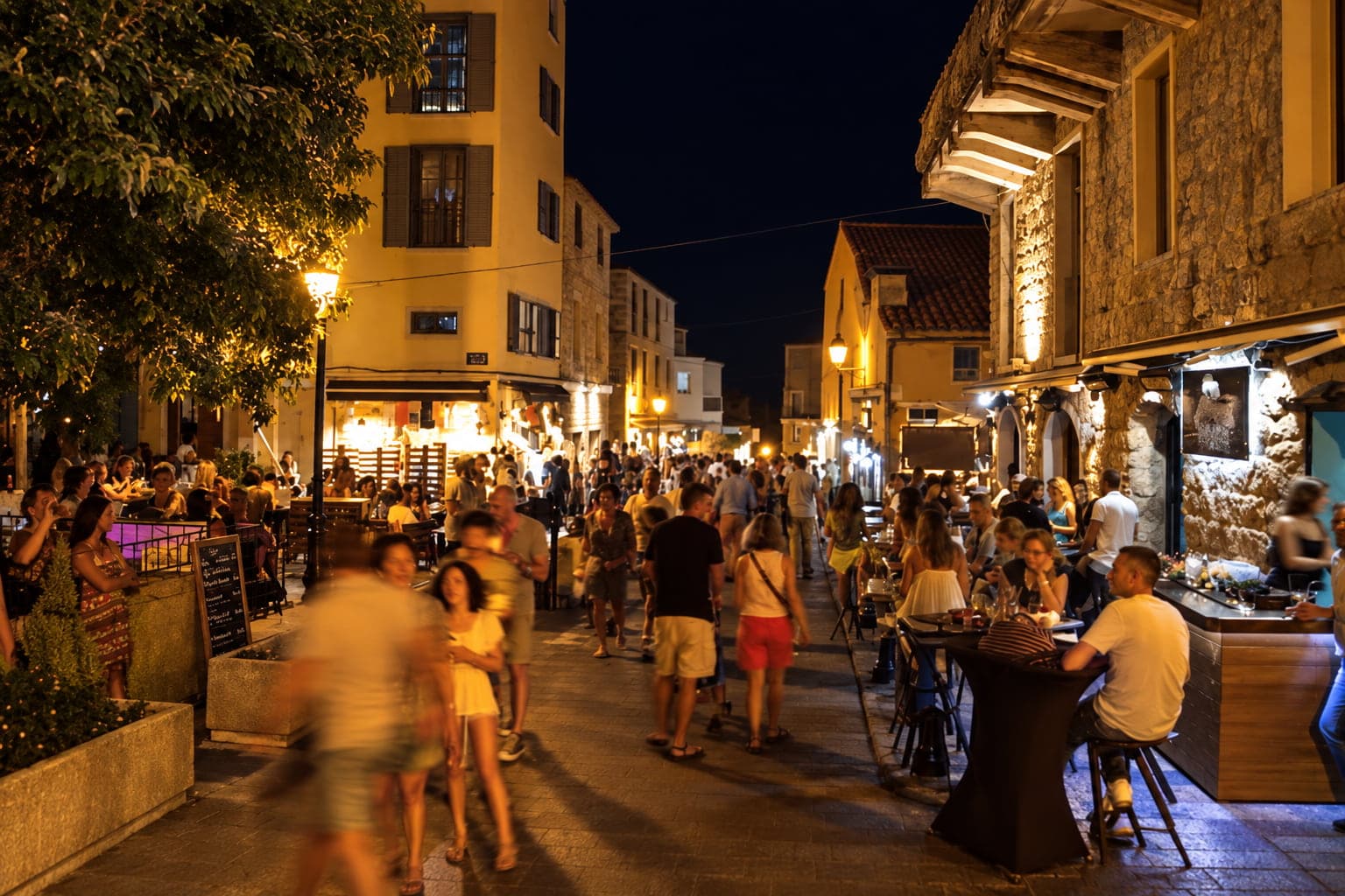 Une rue de Porto-Vecchio animée le soir