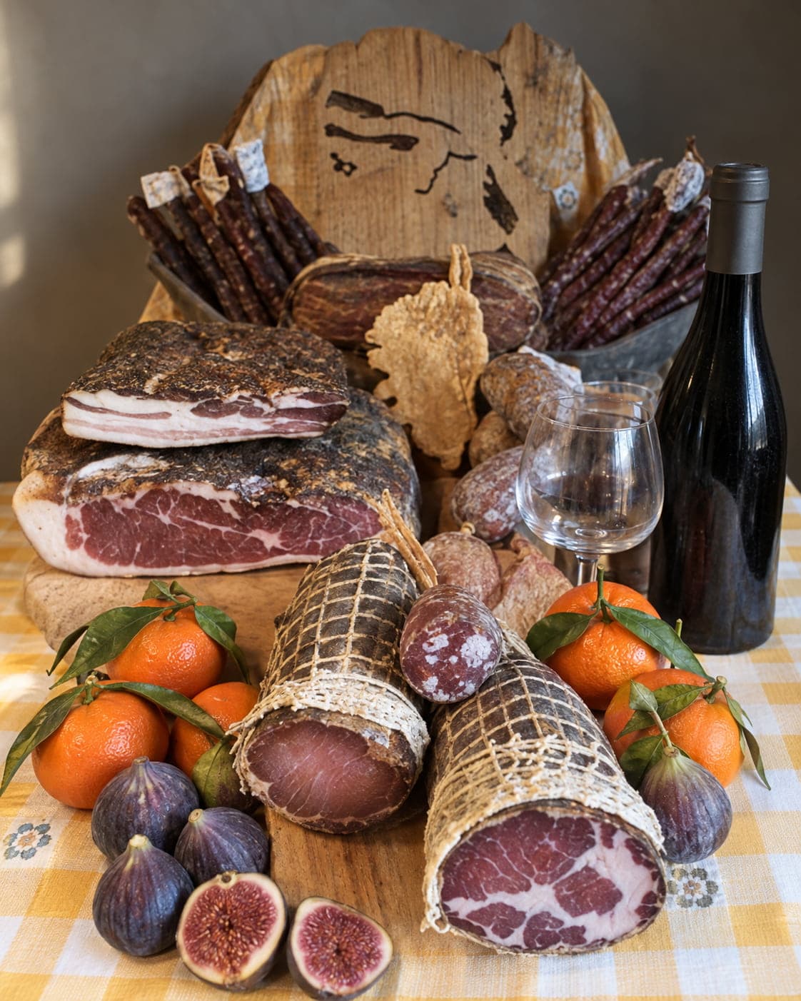 Korsische Wurstwaren, Käse, Feigen und Wein