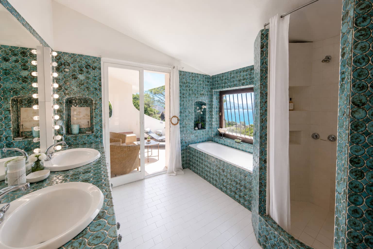 Salle de bain turquoise, témoignage de l'art de vivre des années 1970