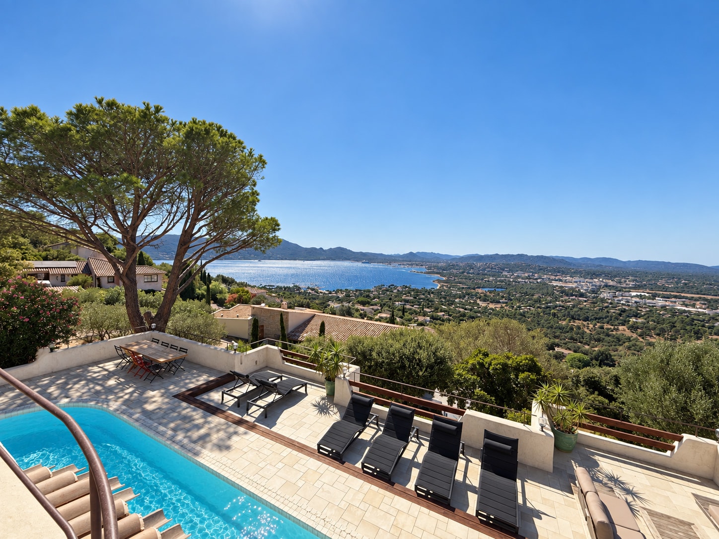 La piscina de la villa y el golfo de Porto-Vecchio vistos desde el balcón de la suite