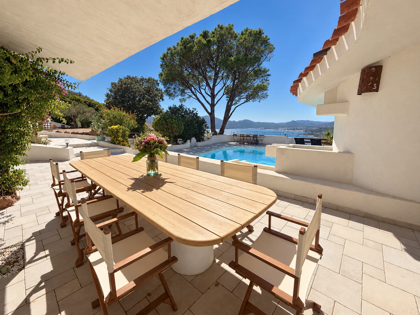 La larga mesa de teca bajo la terraza cubierta, frente a la piscina y el golfo, Domaine Diva