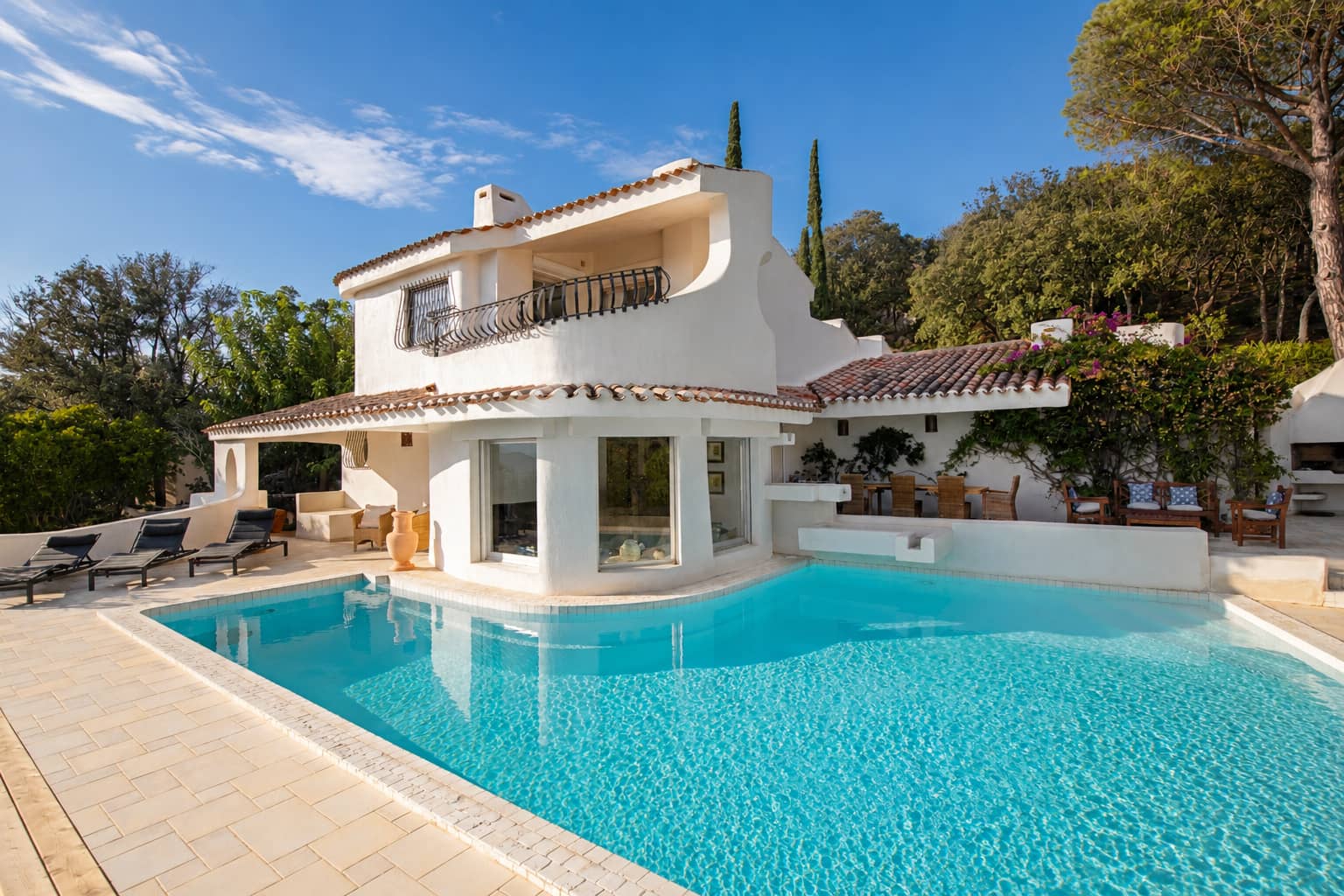 La villa y su piscina bañadas por el sol, Domaine Diva