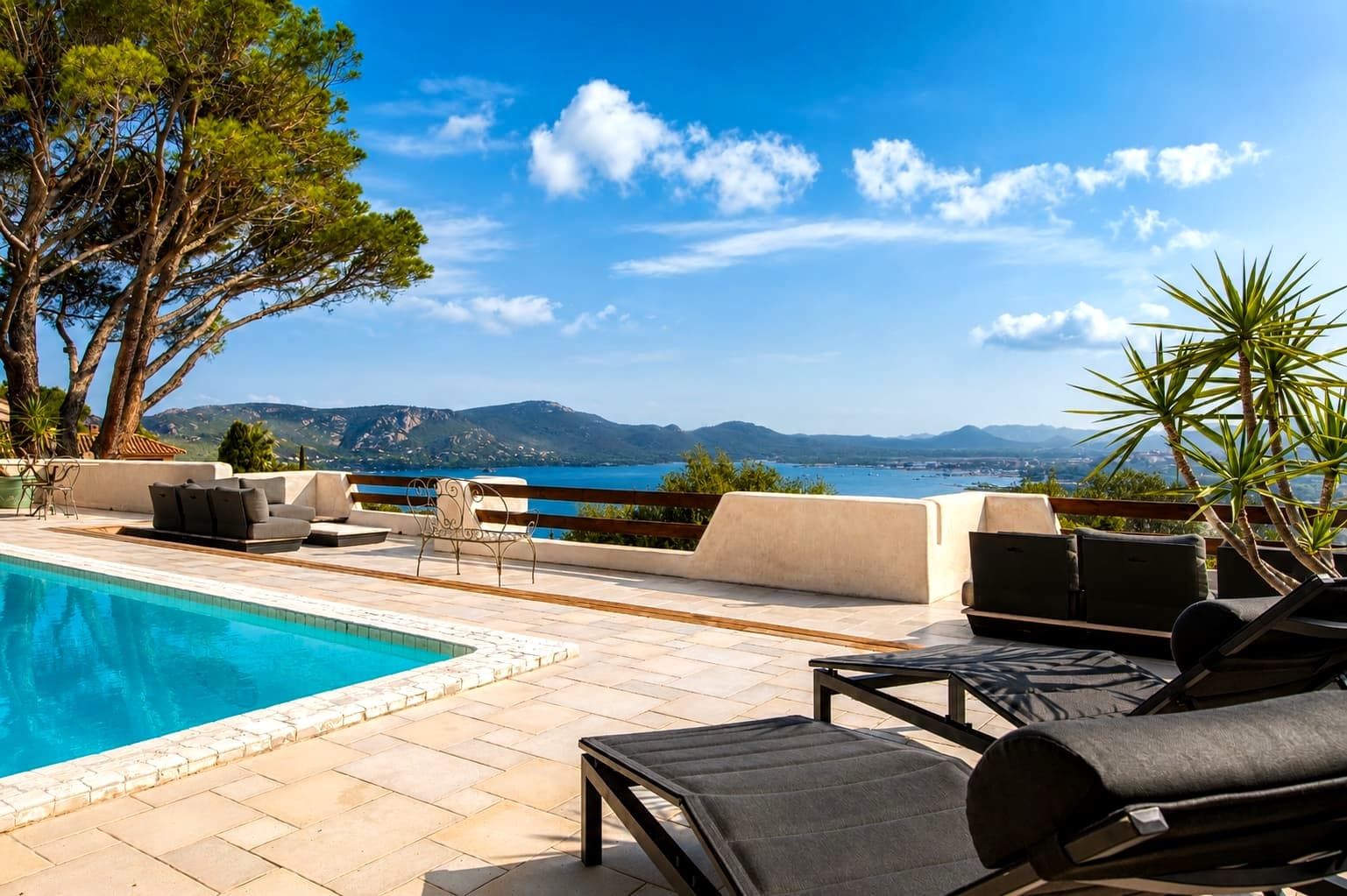 Les transats de la terrasse du haut, face au golfe de Porto-Vecchio