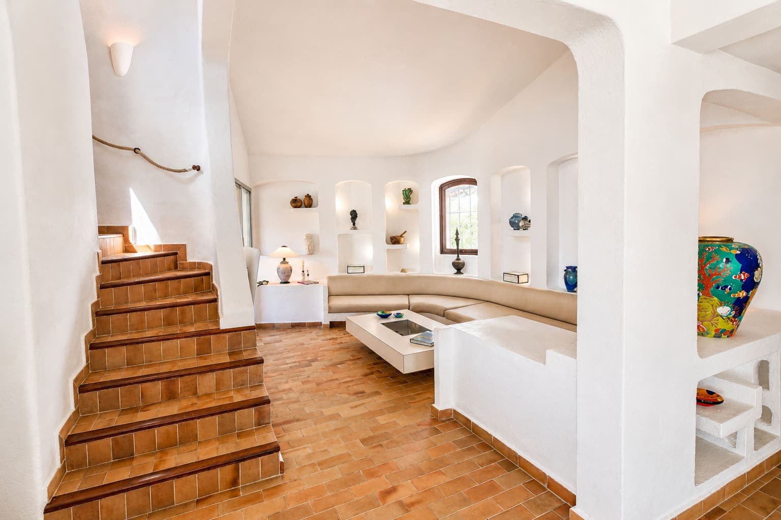 Intérieur à l'âme méditerranéenne, baigné de lumière, au Domaine Diva