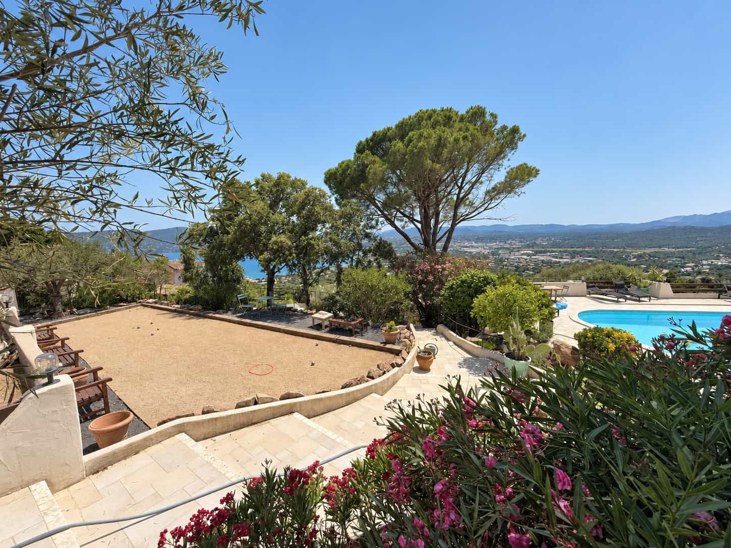 Die Boulebahn von Domaine Diva mit Blick auf den Golf von Porto-Vecchio