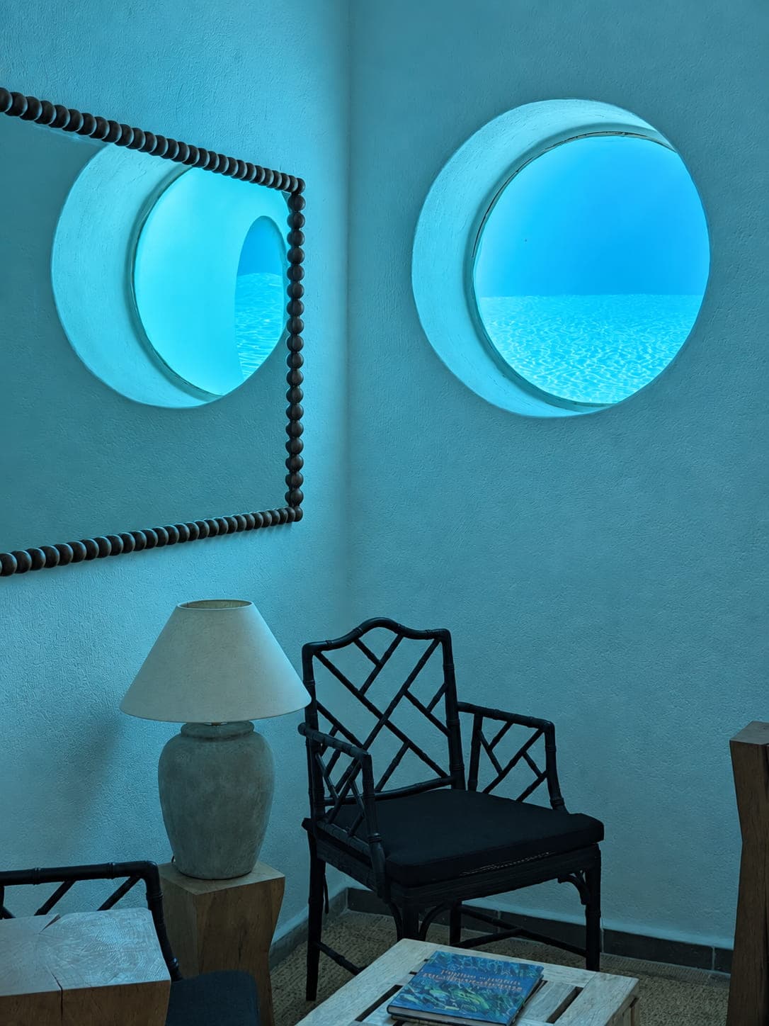 Los dos ojos de buey que dan a la piscina