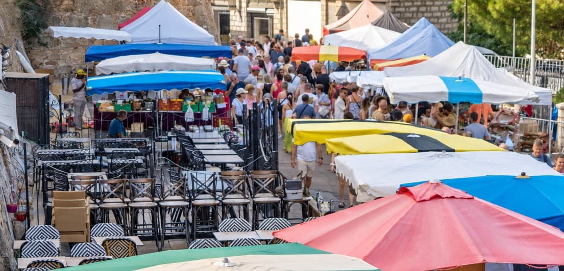 Las sombrillas de colores del mercado de Porto-Vecchio