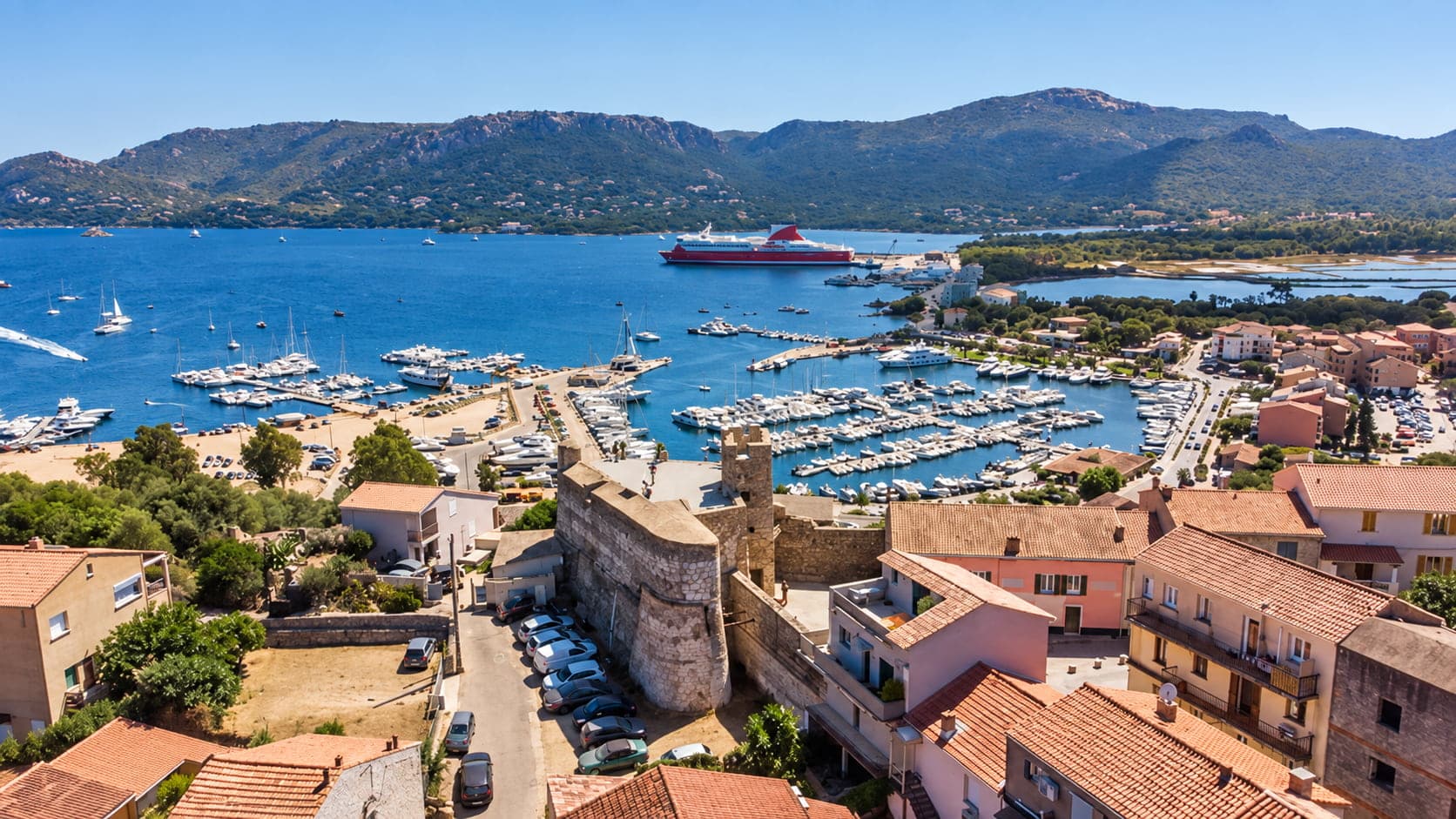 Der Hafen von Porto-Vecchio mit einer Fähre am Kai, von der Zitadelle aus gesehen