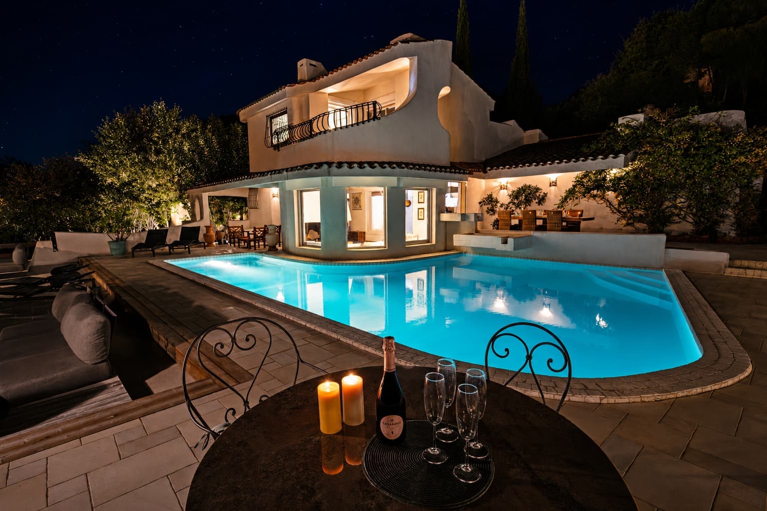 Piscine du Domaine Diva illuminée à la nuit tombée, soirée aux chandelles